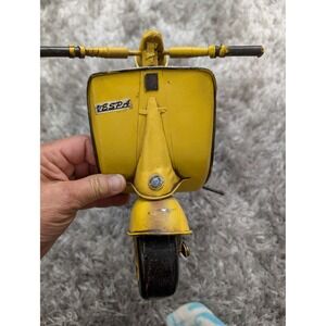 Berkeley Designs‎ Yellow Vespa Motor Scooter Metal Model Vintage Style JL0604